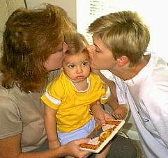 2kiss.jpg (25904 bytes)